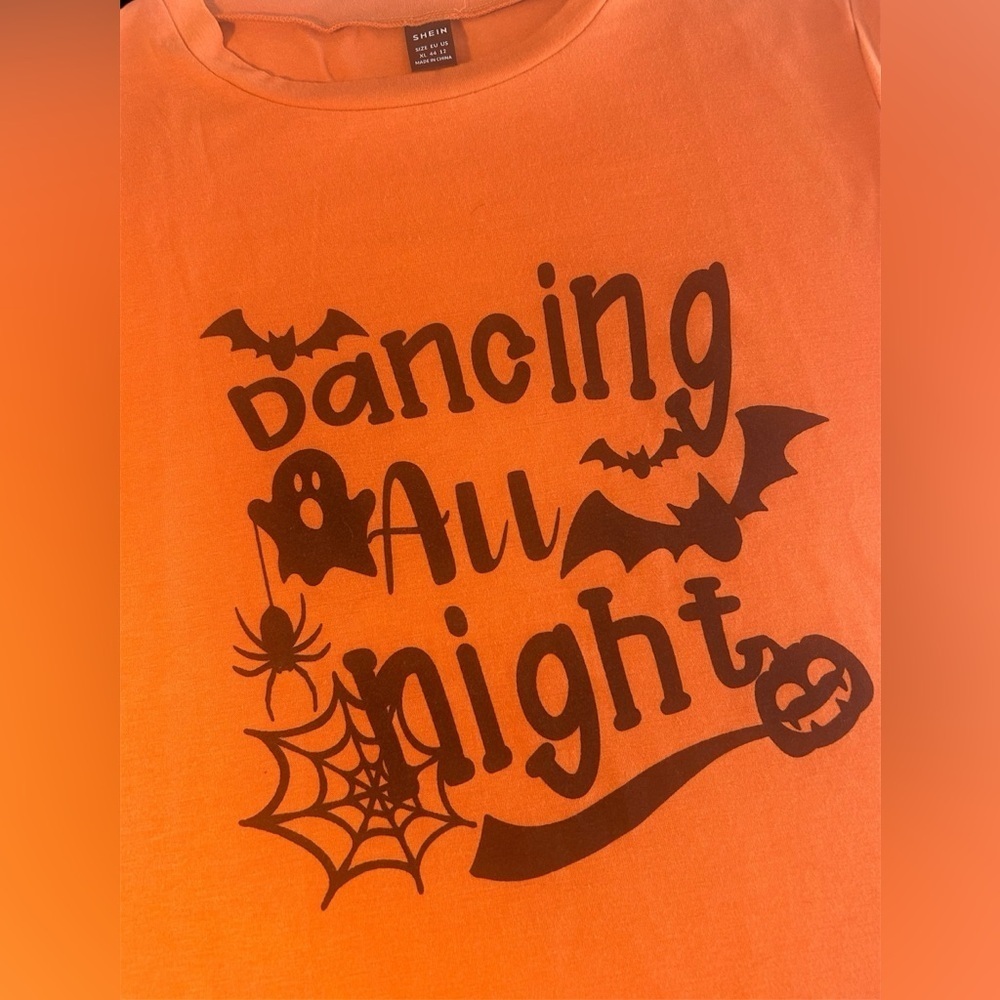 Halloween Graphic T-Shirt, EUC - Picture 2 of 3